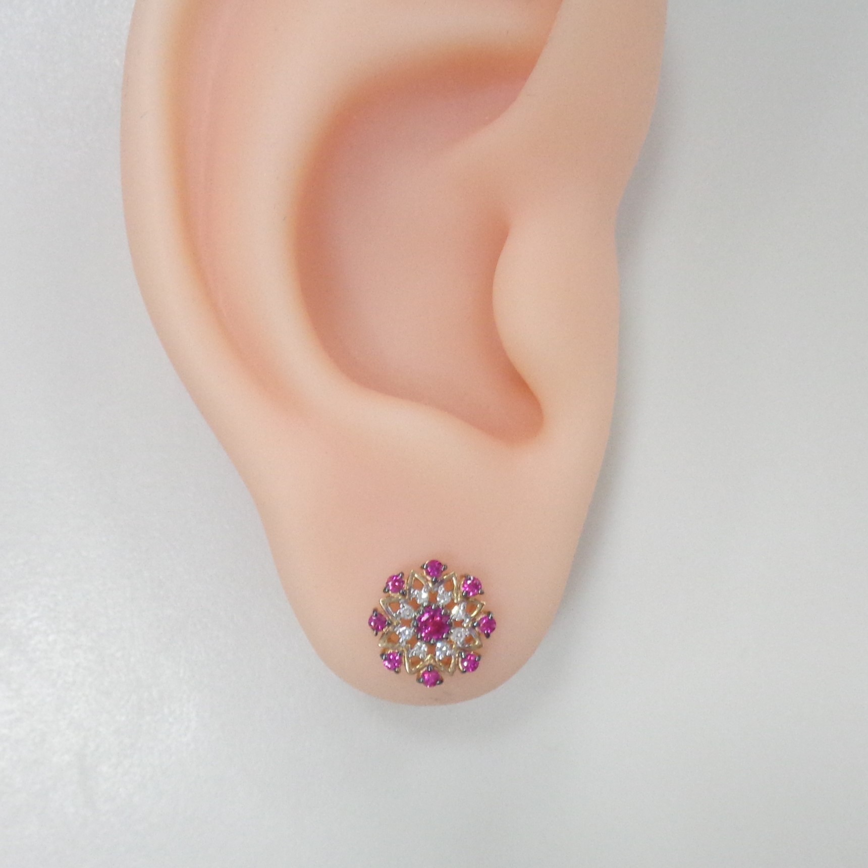 Золотые серьги-пусеты 585 пробы; родий; вставки 2 Рубин 0,193 2/2А; 16 Рубин 0,256 2/2А; 16 Бр.Кр-17